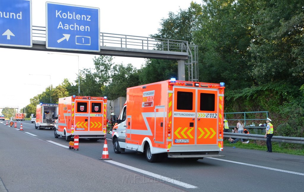 Einsatz BF Koeln Klimaanlage Reisebus defekt A 3 Rich Koeln hoehe Leverkusen P072.JPG